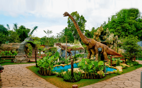Gambar Serunya Main  Berbarengan Dinosaurus di Dinoland Garut Jawa Barat 