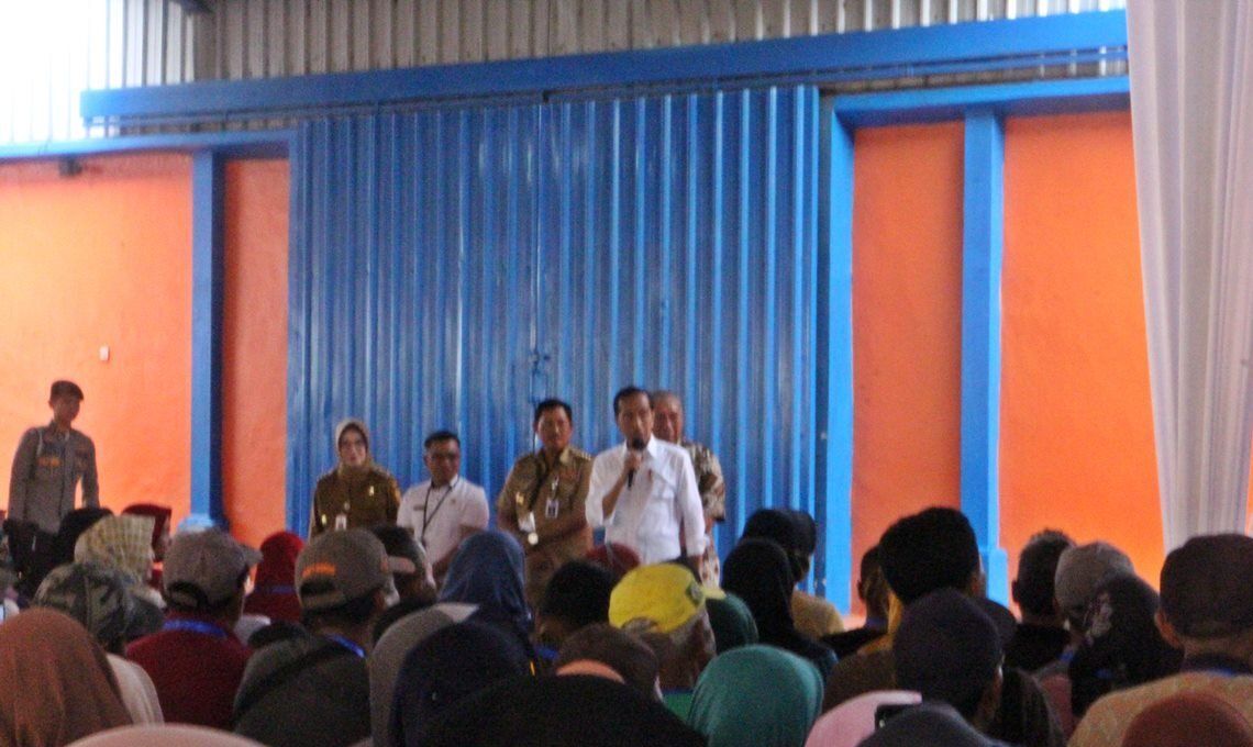 Presiden Jokowi Serahkan Bantuan Pangan Kepada 1.000 KPM Di Sukoharjo