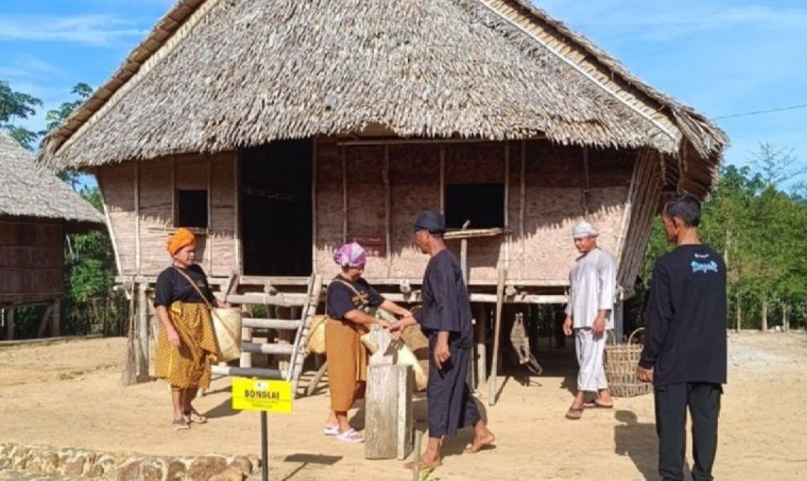 Gambar PT Timah Membangun Kampung Rumah Adat Mapur Untuk Melestarikan 