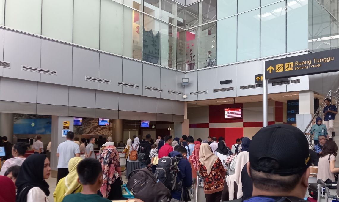 Hari Ke-4 Idul Fitri, Puncak Arus Balik Di Bandara Depati Amir, Pankalpinang.