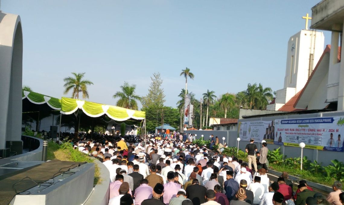 Ribuan Warga Pangkalpinang Melaksanakan Salat Idul Fitri Di Masjid Kubah Timah. 
